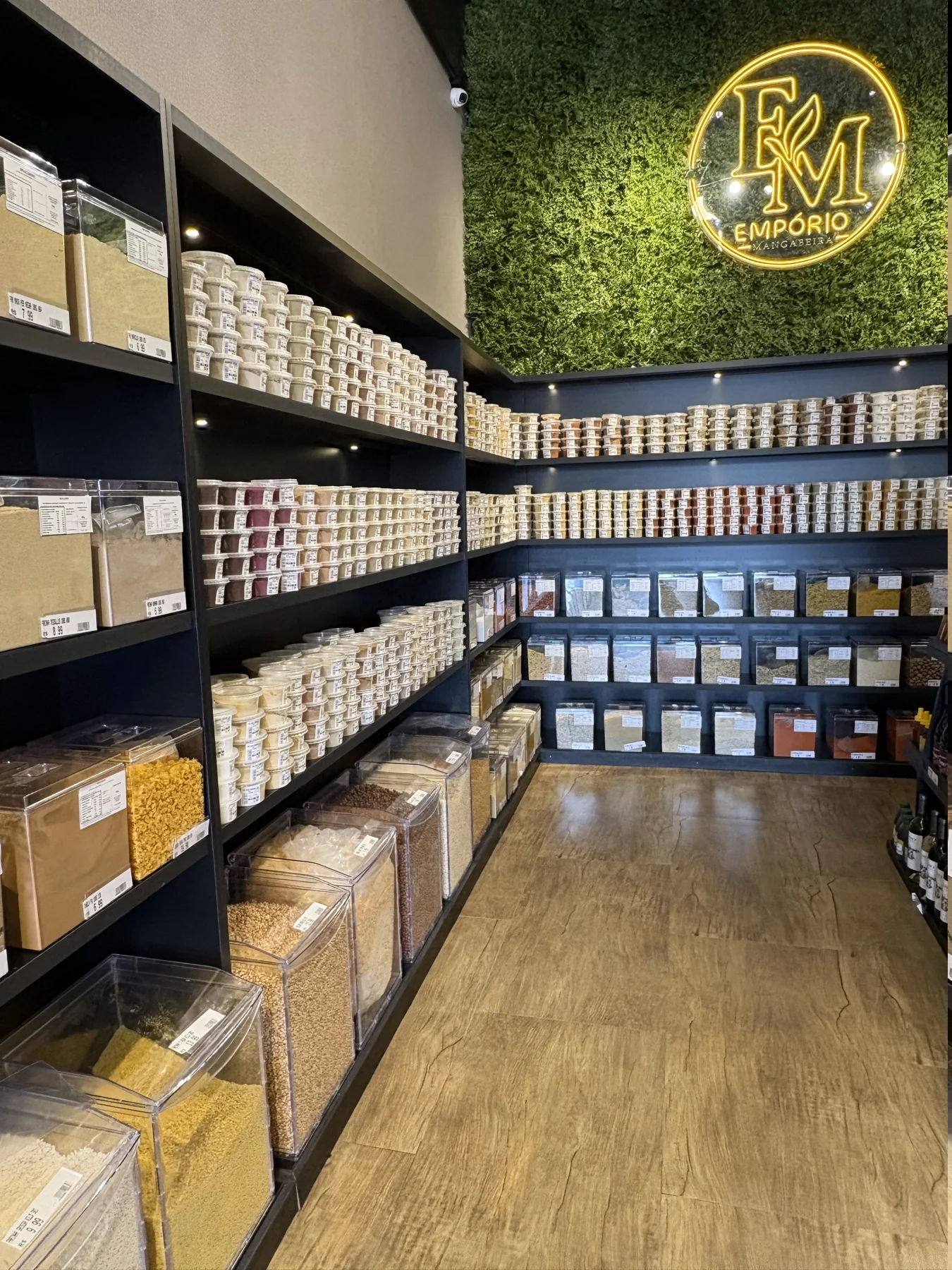 Produtos a granel e prateleiras do Empório Mangabeira